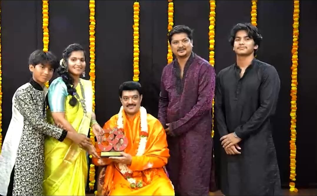 Smt. Pooja Raj with Guru Dr. Sanjay Shantaram and others on stage